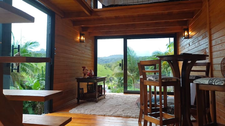 Sala de estar da cabana em madeira com vista para a natureza